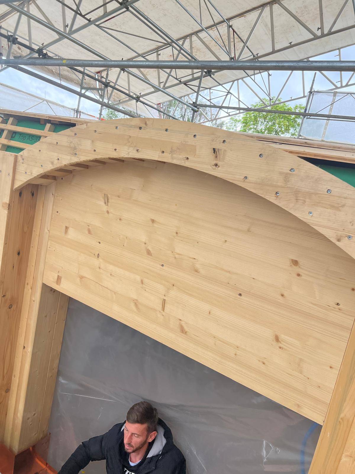 Charpente en bois cintrée réalisée sur chantier