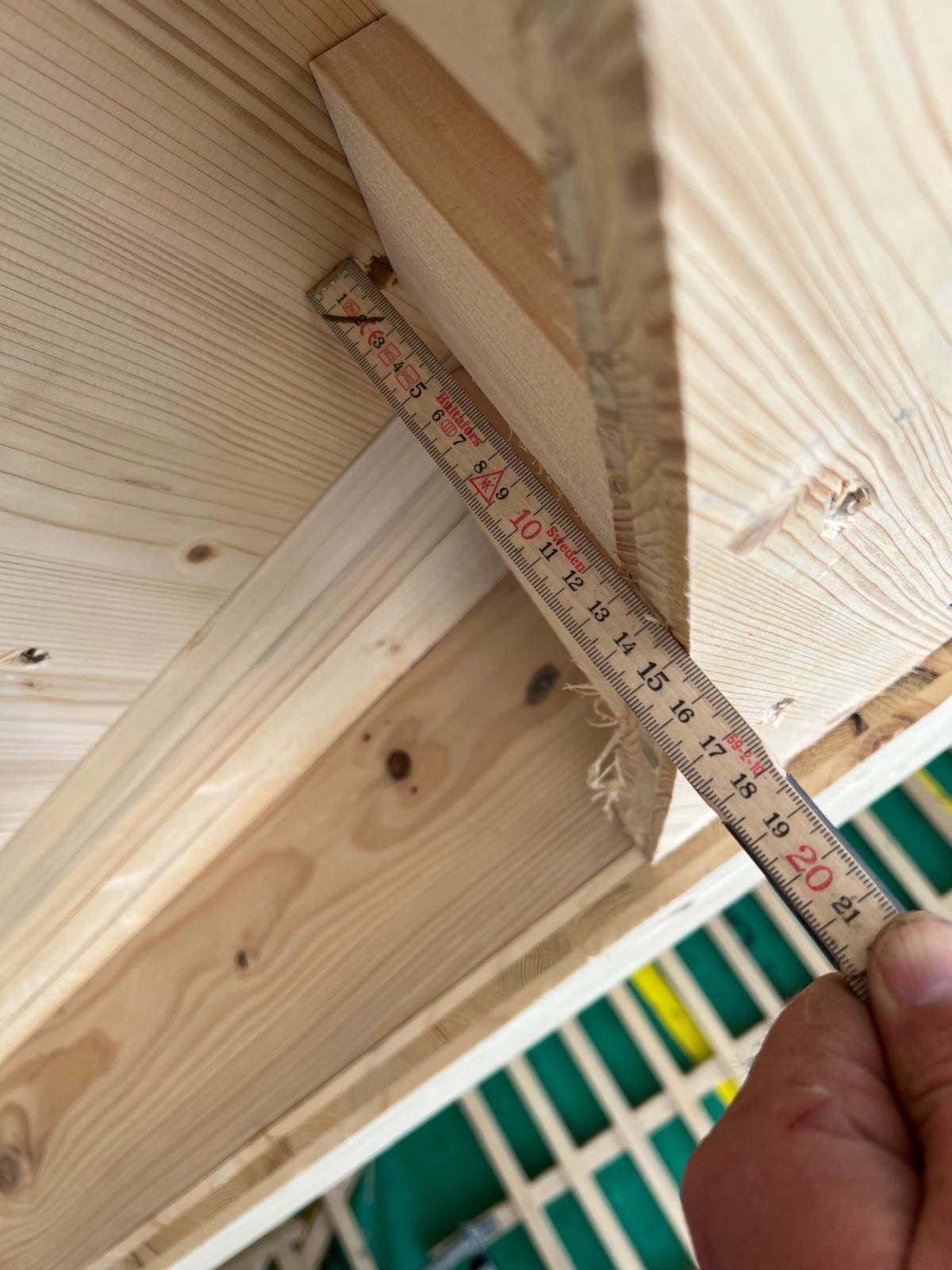 Prise de mesure sur une charpente bois