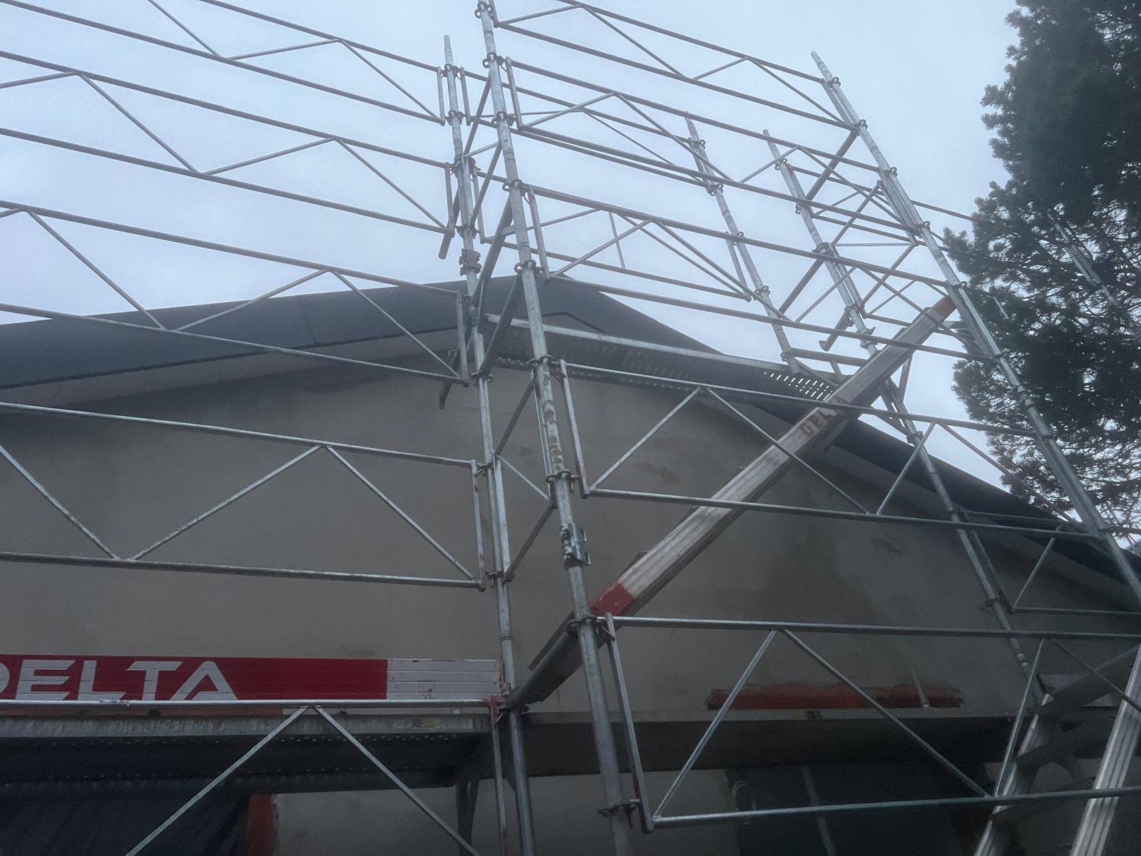 Échafaudage monté sur un bâtiment avant travaux de toiture