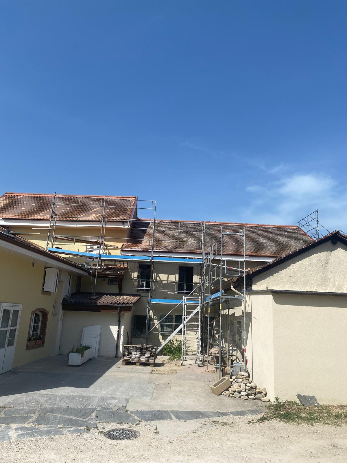 Bâtiment échafaudé sous le soleil avant rénovation de la toiture