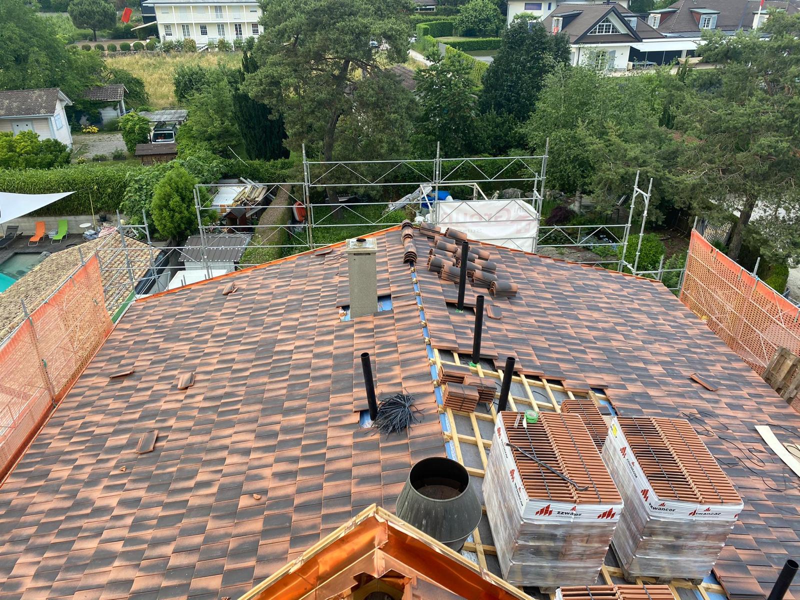 Vue aérienne d'une toiture en tuiles avec cheminées