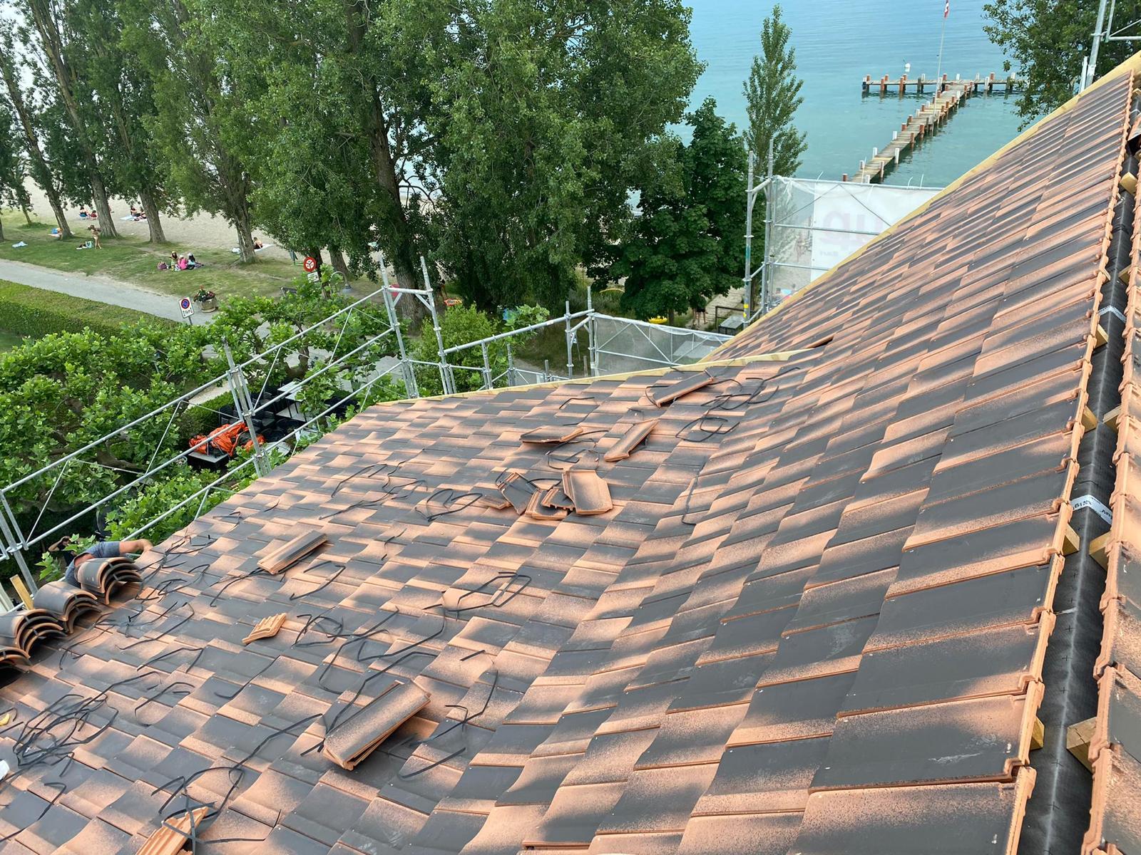 Toiture en tuiles rénovée avec vue sur le lac Léman