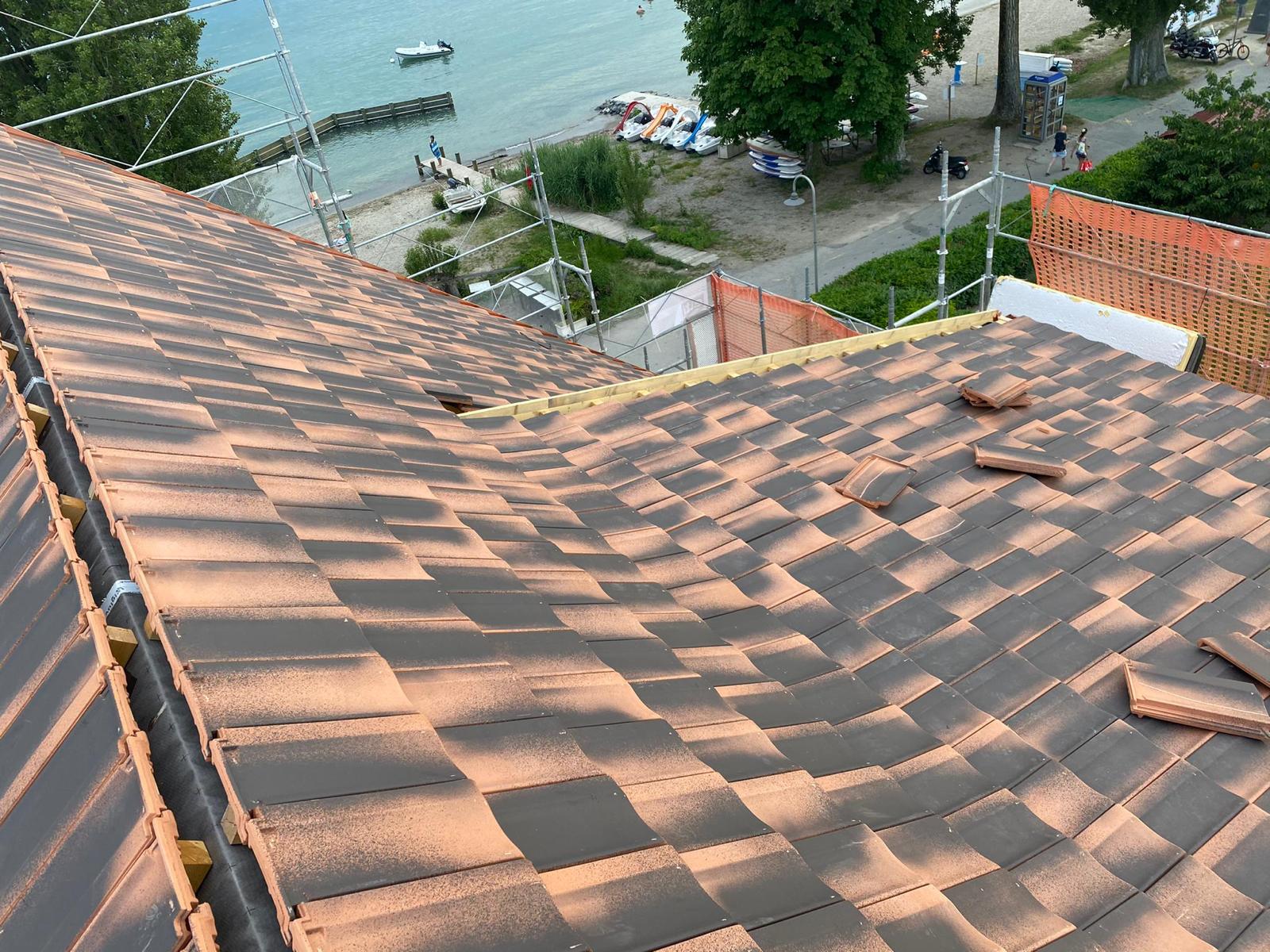 Toiture en tuiles écaille face au lac