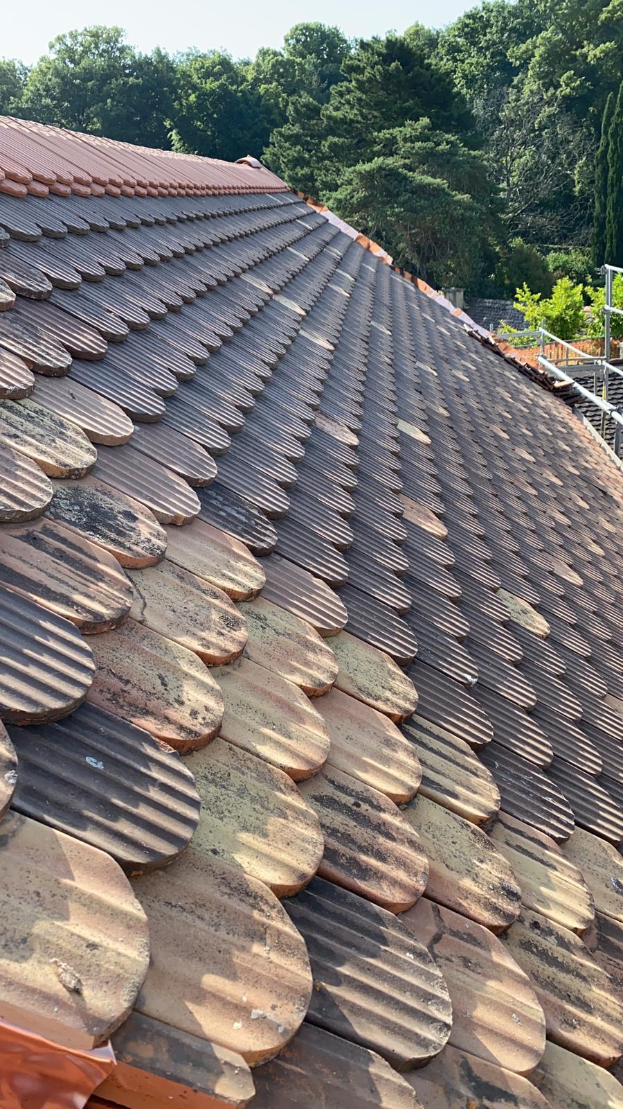 Couverture en tuiles écaille rénovée sur un toit en Suisse romande